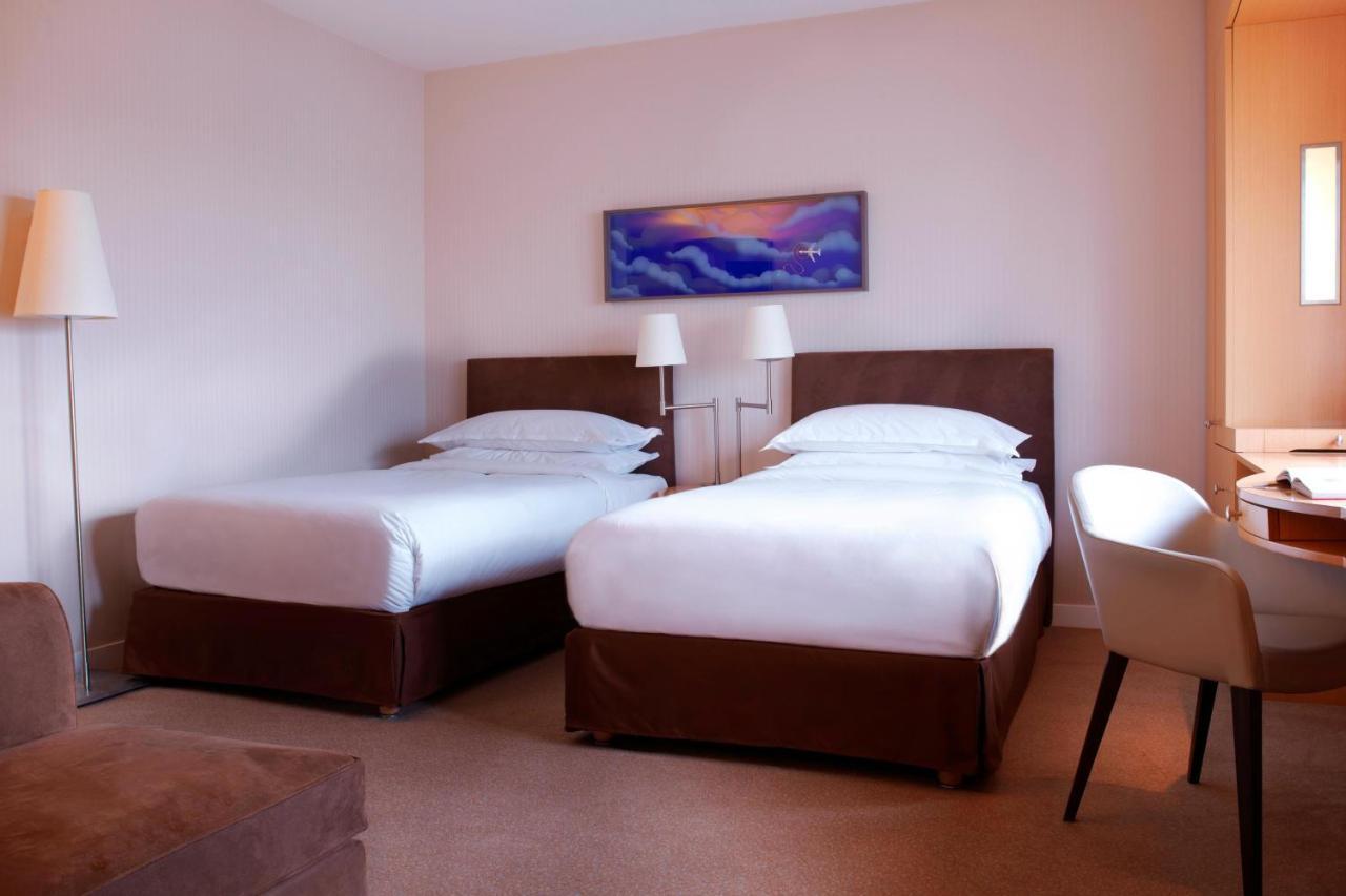 Club Twin Room Executive Lounge Access
